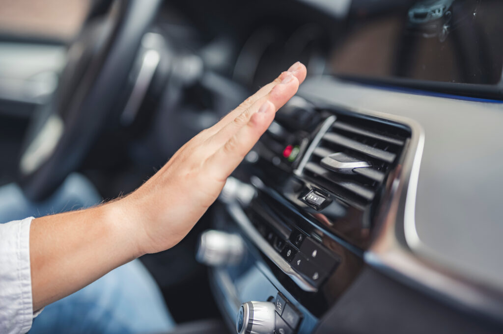 Checken of de airco van de auto het nog doet of dat het tijd is voor airco onderhoud bij Autobedrijf Pompstra.